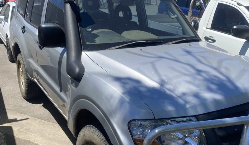 Mitsubishi Pajero NP full